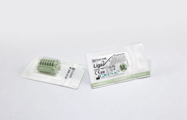 Fotografía en primer plano de un blister de Liga V ML de Grena UK, equivalente a LT300 de ethicon.